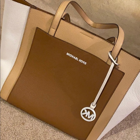 Micheal Kors Purse •Make an Offer• - Picture 3 of 7